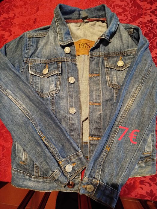 Roupa de menino em bom estado