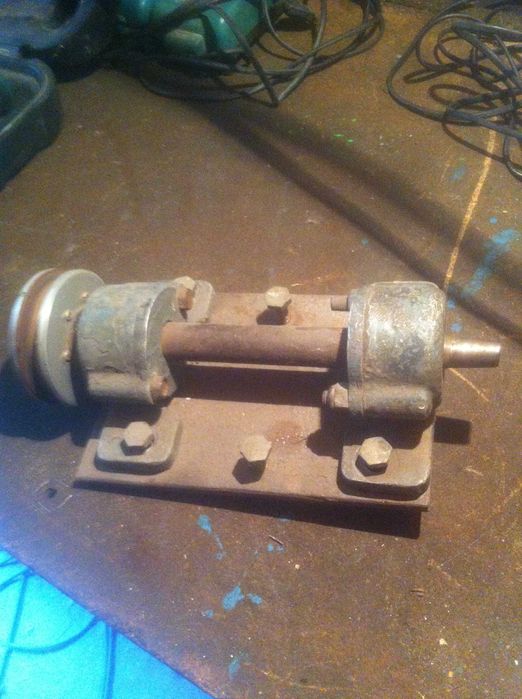 Валы в корпусе с подшипниками