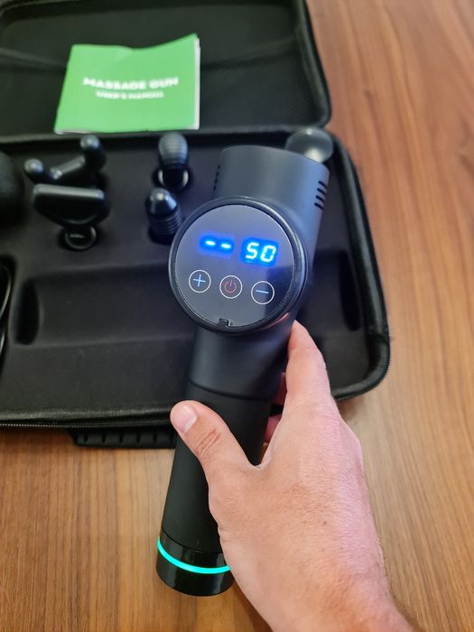 Pistola de massagem com vários acessórios