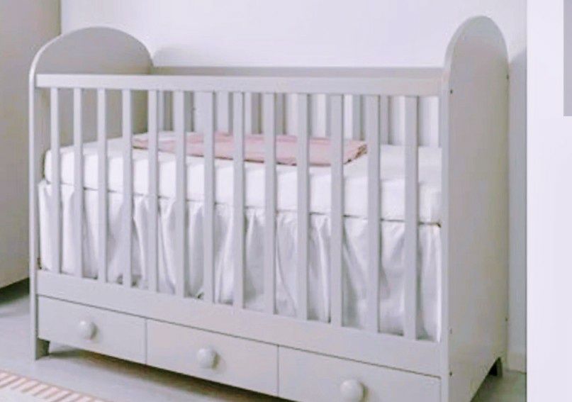 Berço de bebê em madeira lacada, cinza