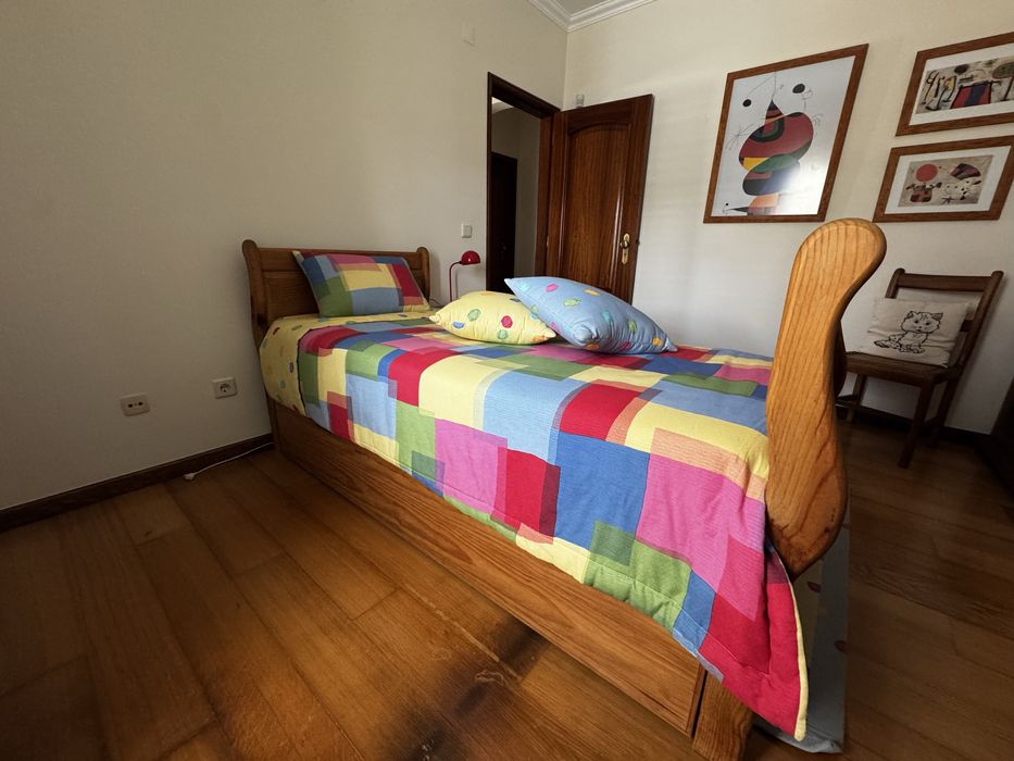 Cama Individual madeira maciça+ 2 colchões+Mesa/Móvel Cabeceira