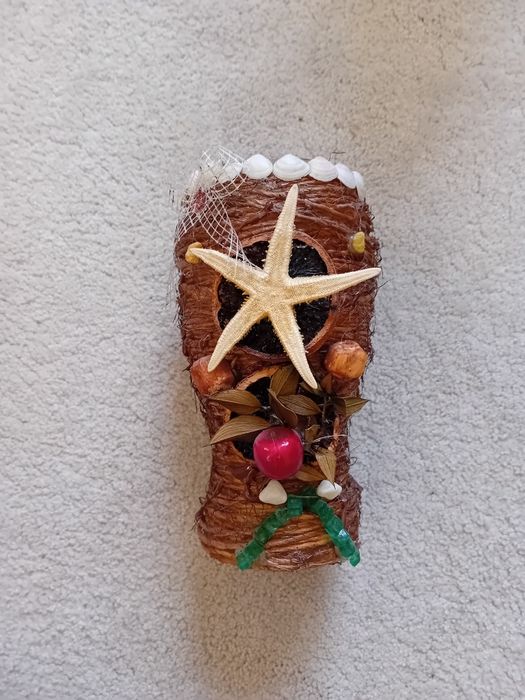 Ozdobny kufel oklejony brązowy