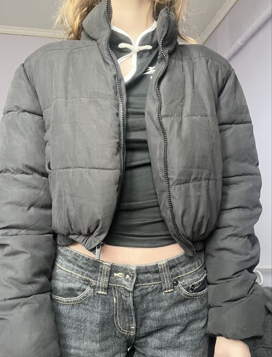 Чорна вкорочена куртка пуховик