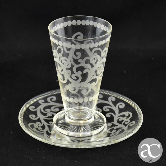 Copo com pires em vidro gravado