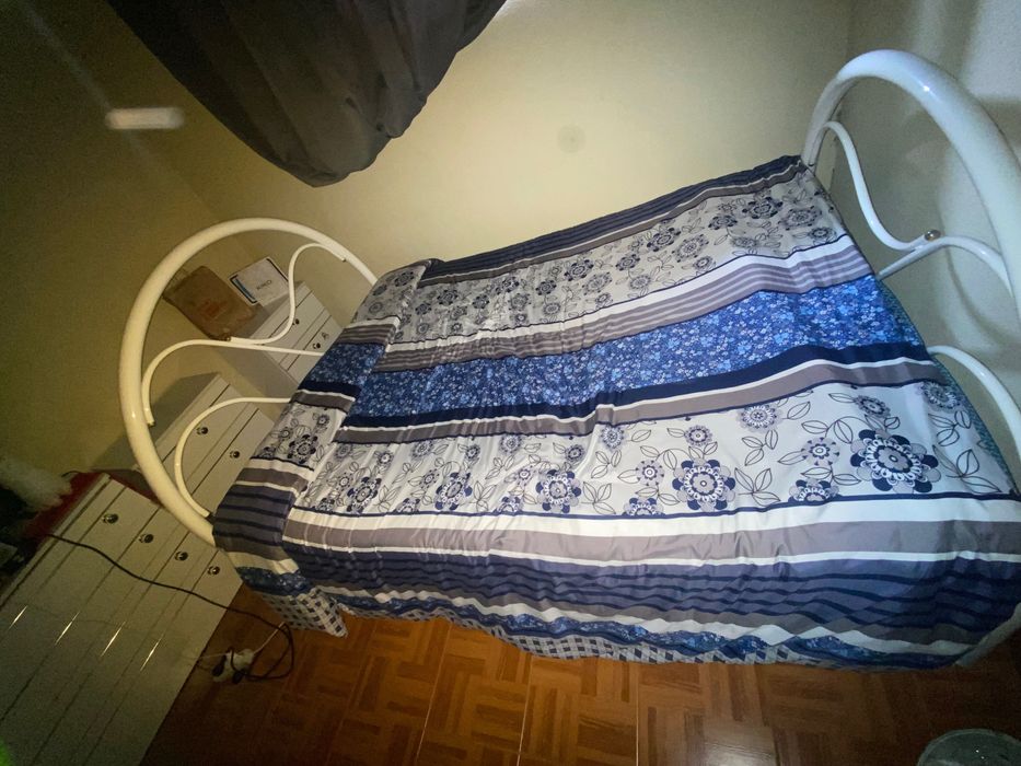 Cama de corpo e meio + secretária