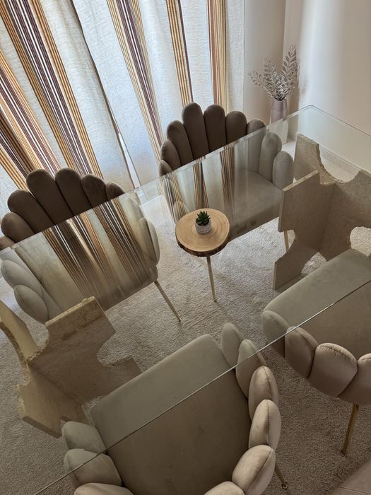 Mesa de vidro, base em mármore