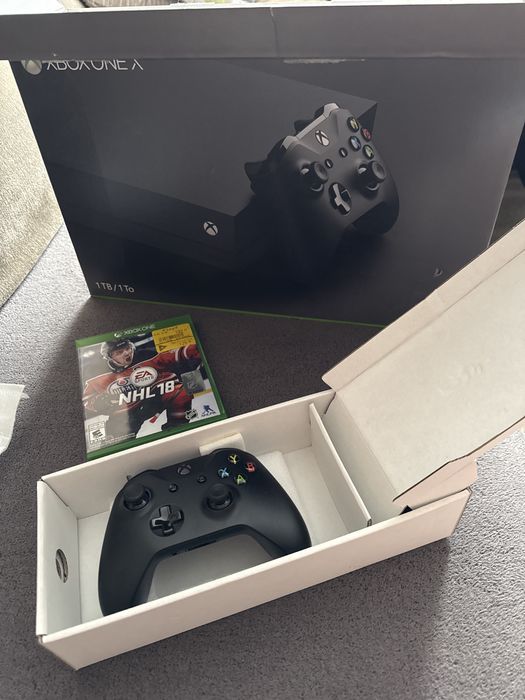 Xbox one x 1 tb +nhl 2018