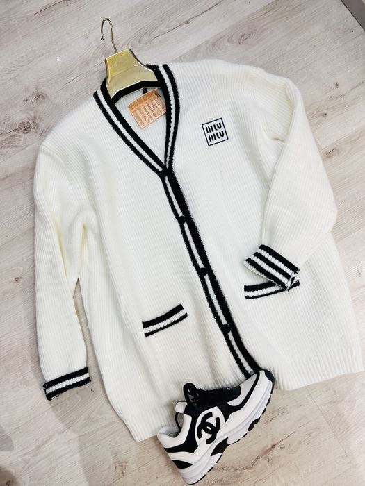 Kardigan sweter narzutka bialo czarny miu miu