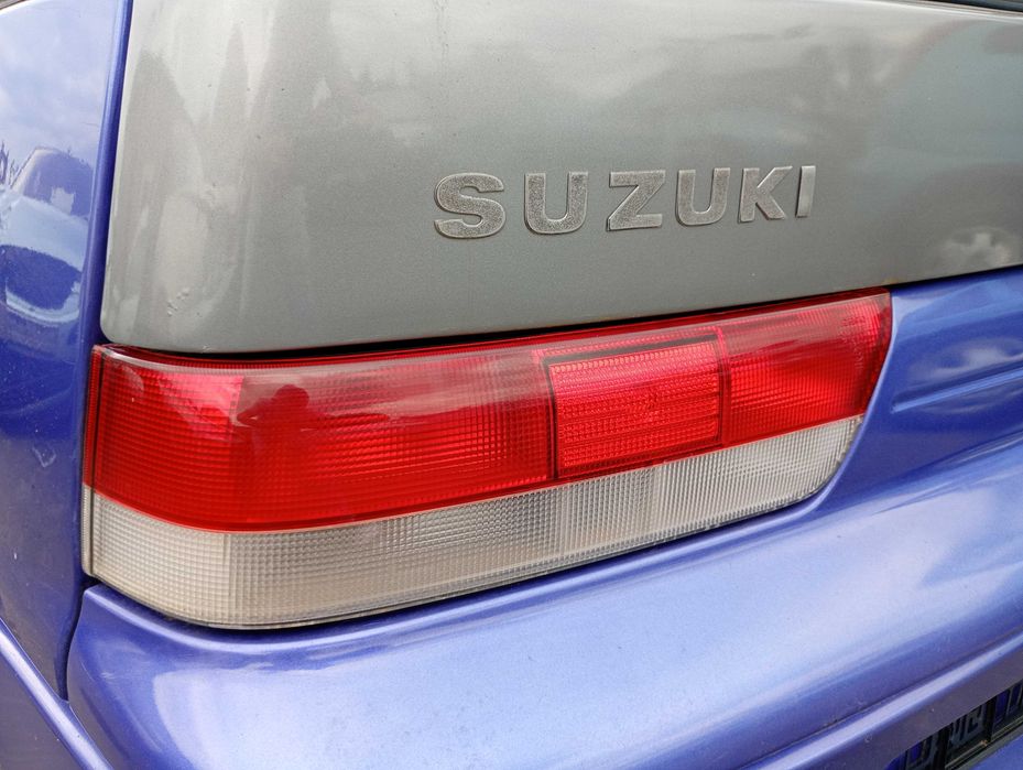 Subaru Justy 1.3i 3D 1998r. Lampa tylna lewa.