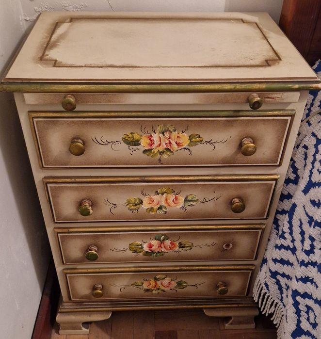 Mesa cómoda e estante