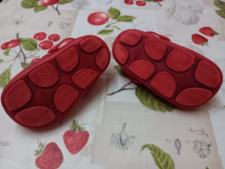 Crocs / Chinelos rosa brilhante com flor dourada brilhante