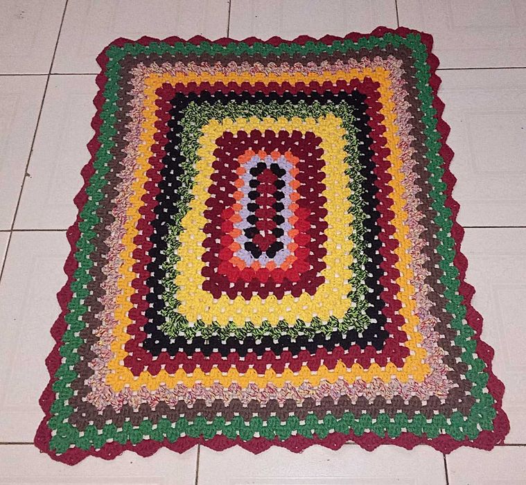 Tapete em crochê multicolor feito à mão