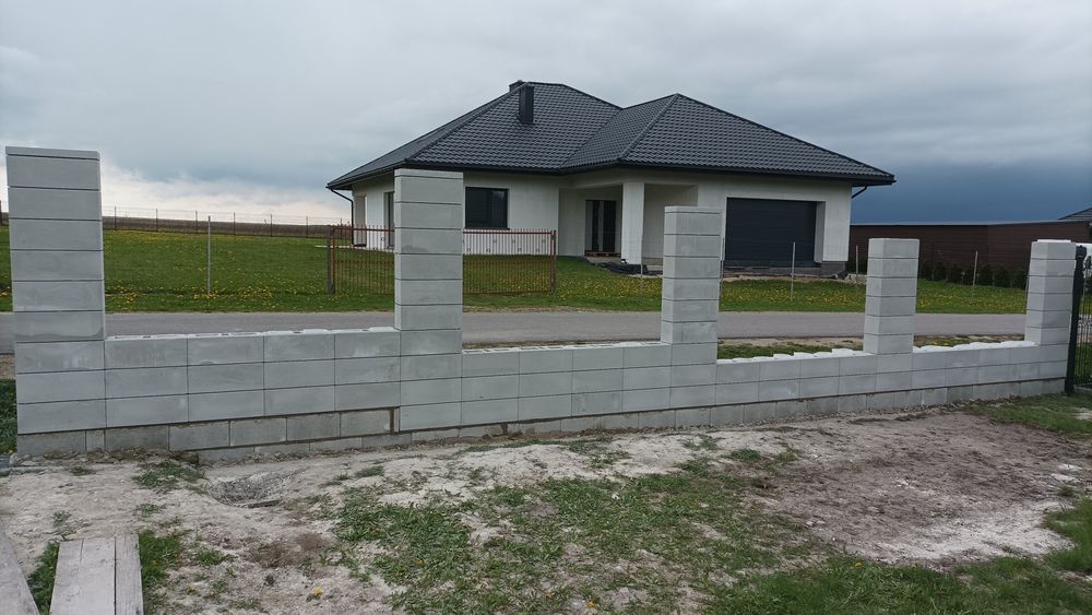 Układanie kostki brukowej i montaż ogrodzeń