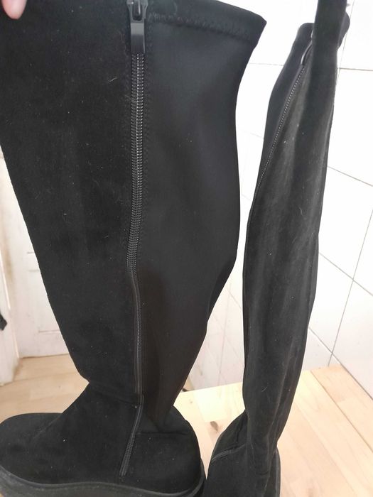 Botas sola grossa cano alto com fecho