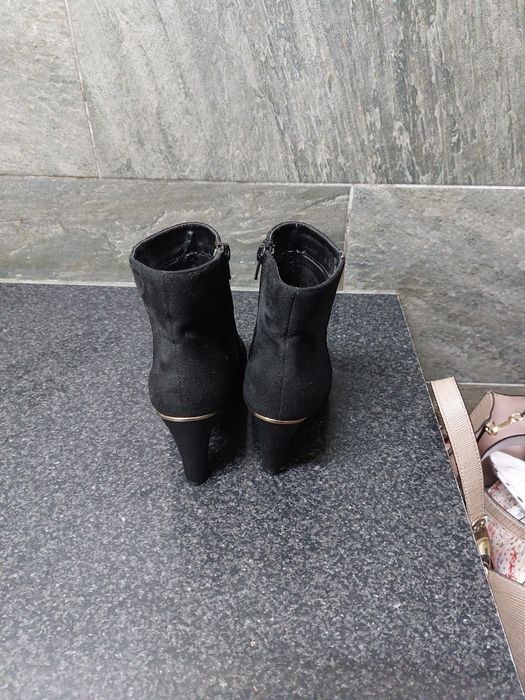 Botins e sapatos pretos 37