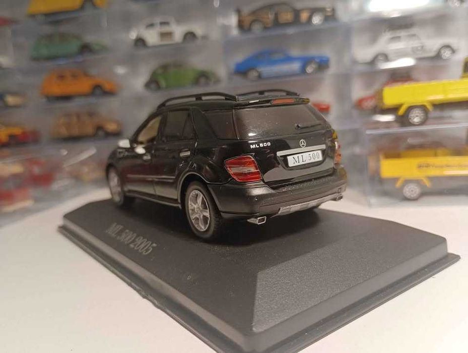 Miniatura de coleção Mercedes Benz ML 500 1.43