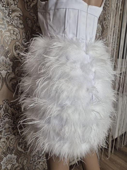 Фірмове плаття з пір'ям корсетом вечірне святкове весільне