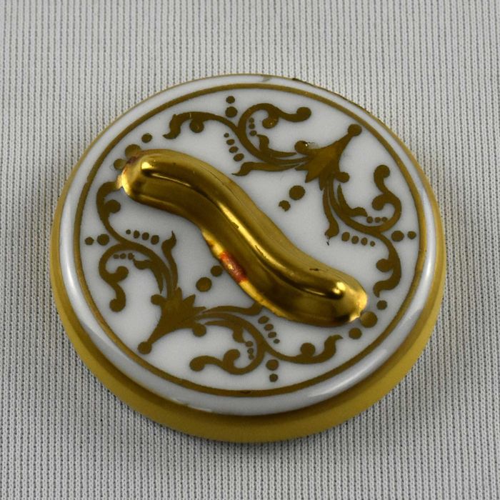 Tinteiro em porcelana com brasão, ricamente decorado com dourados