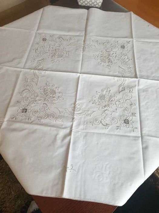 Serweta krem haftowana 80 x 80 bawełna
