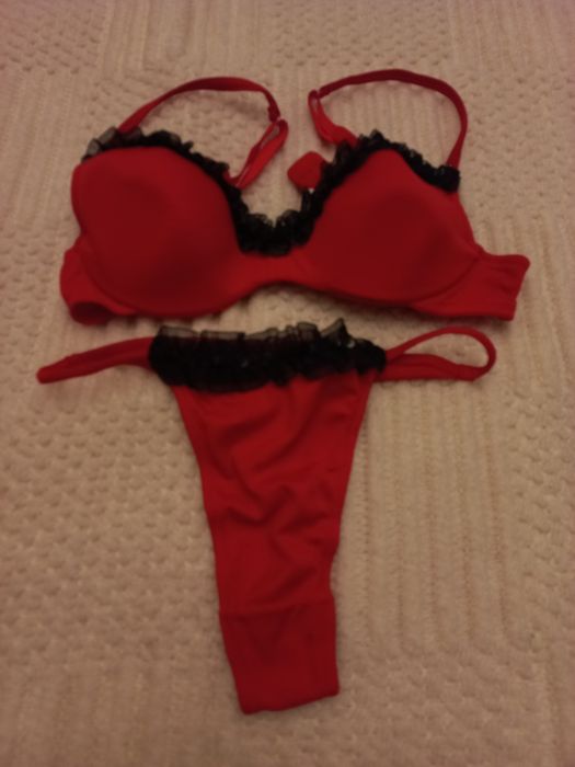 Conjunto novo soutien e tanga vermelhos com folho e lantejoulas pretos