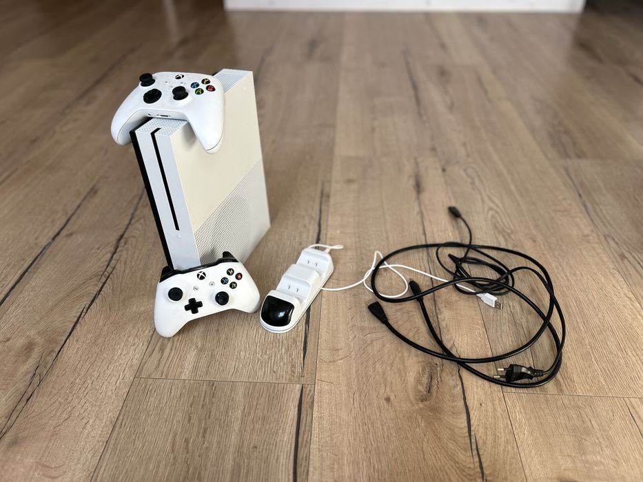 Xbox one S 1T  Pamięci  4k z napędem