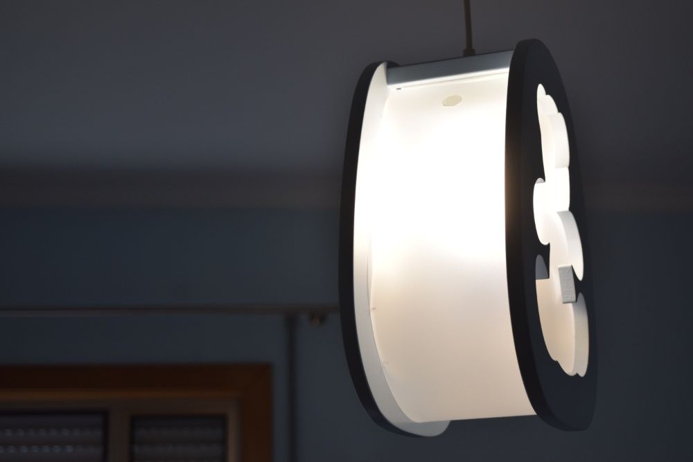 Vendo dois Candeeiros Quarto Bebé, seis puxadores de cómoda.