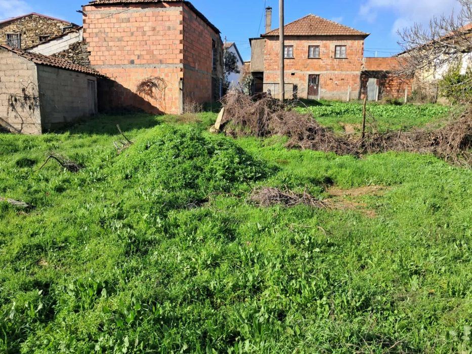 Vende-se Casa de habitação em Vilar Seco, Castro Vicente - Mogadouro.