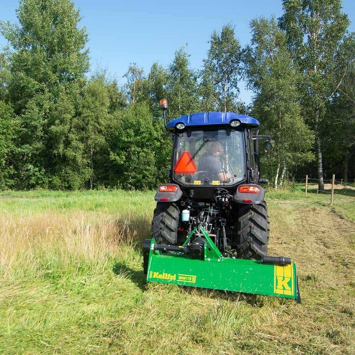 Kosiarka z 28 bijakami młotkowymi, o szerokości roboczej 1,75 m