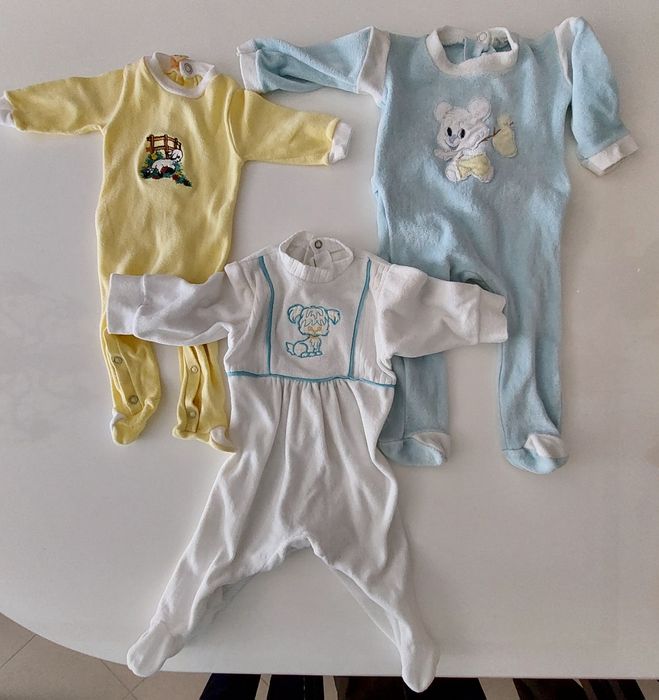 Lote de roupa de bebé.