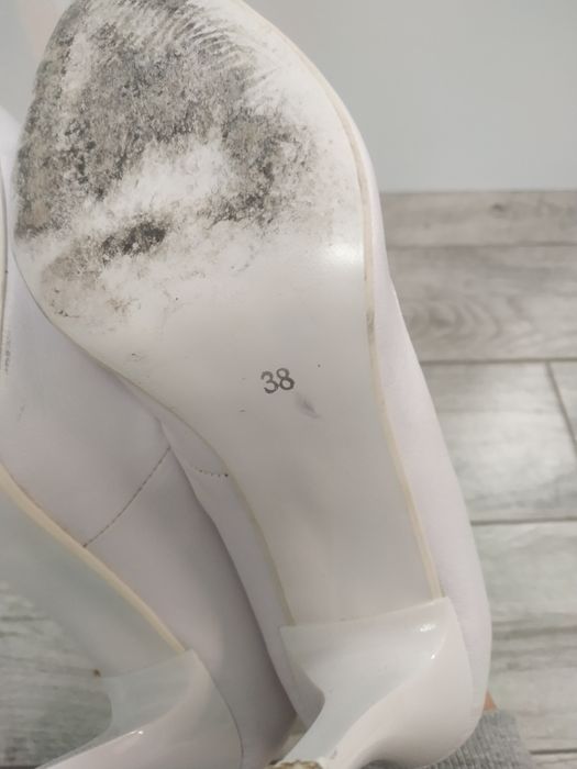 Białe buty na obcasie szpilki ślubne