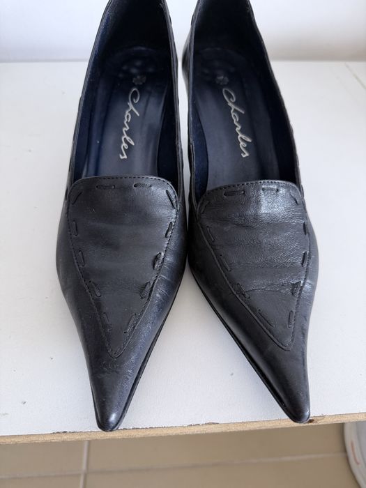 Sapatos pretos em pele