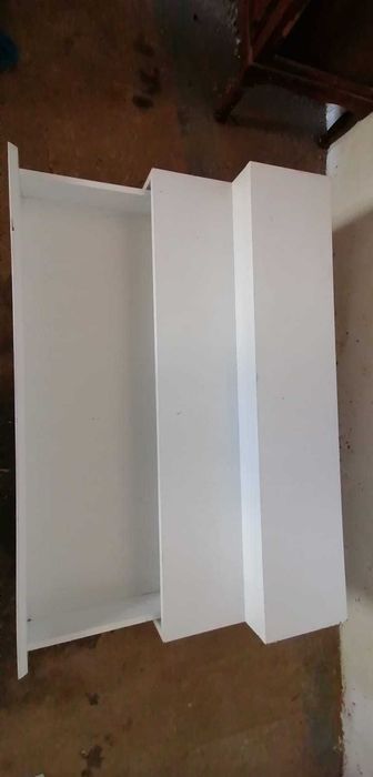 Moveis expositores 2 com gaveta e 1 com espelho