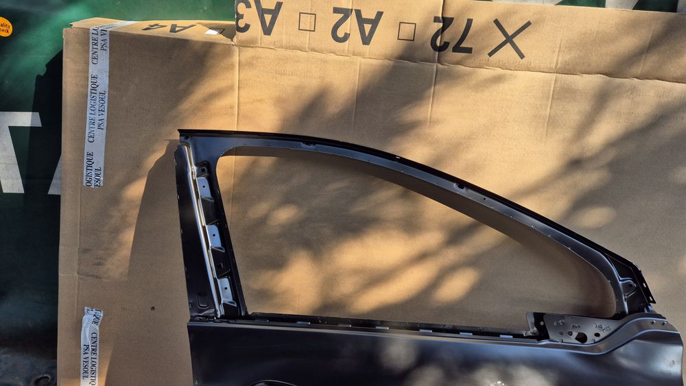 Drzwi prawy przód peugeot 2008 nowe oryginał 13-