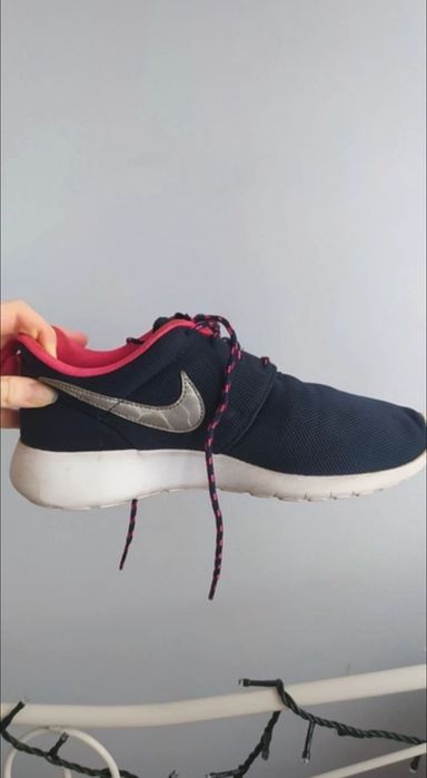 Granatowe z różowymi elementami nike roshe run, wysoka podeszwa