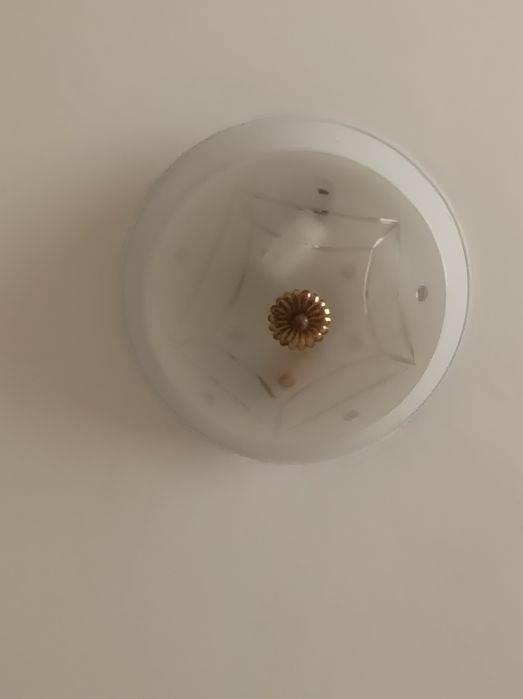 Candeeiro de teto, em bom estado