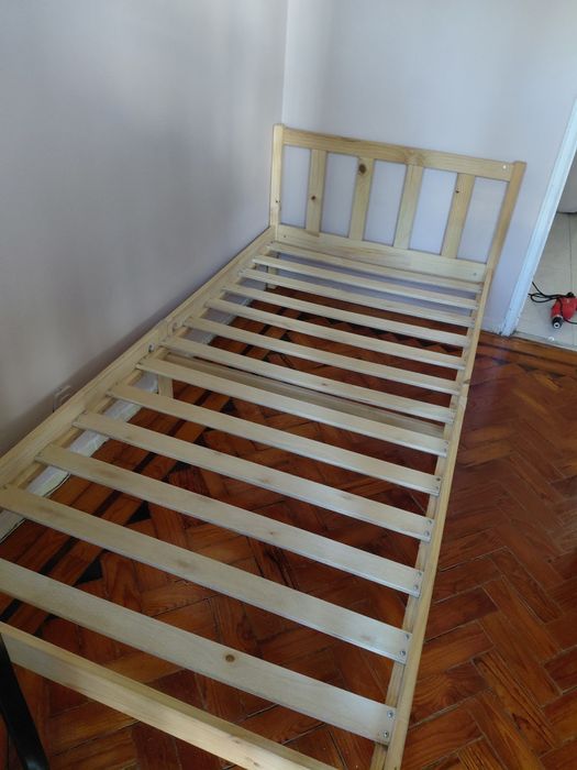 Cama de madeira como nova