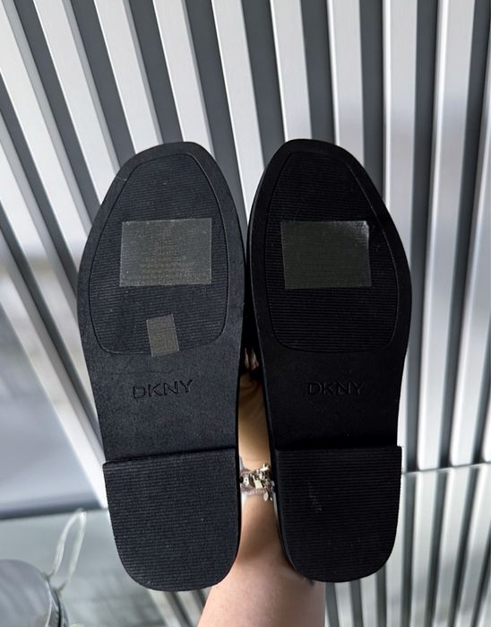 Nowe klapki DKNY Isha