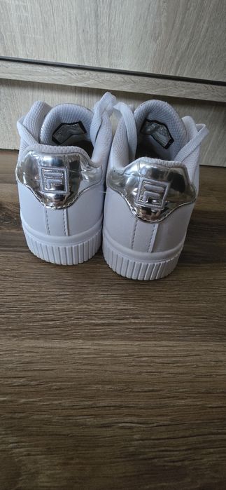 Białe sneakersy FILA na platformie