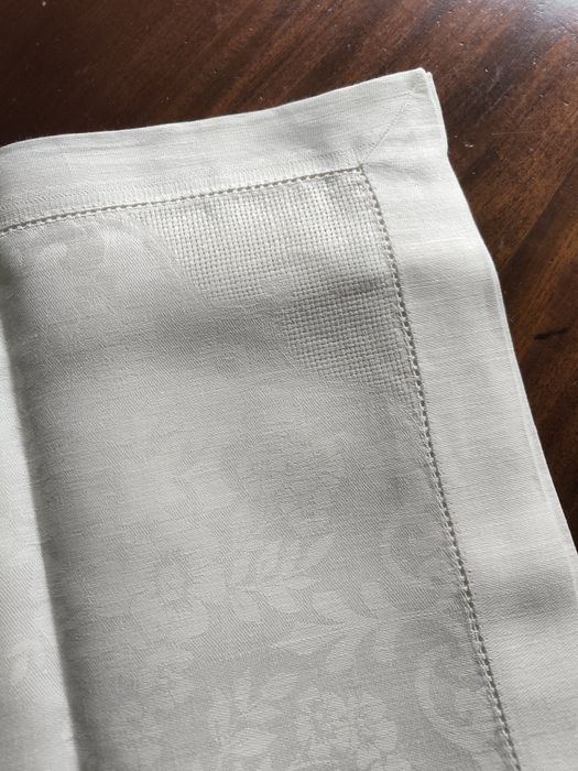 Toalha de mesa (240x140) 100% linho com 12 guardanapos.