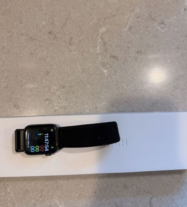 Apple Watch Series 5 44mm cor Cinza Sideral com pulseira desportiva.