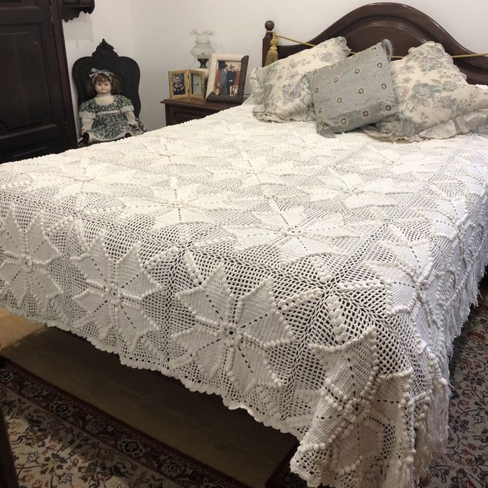 Colcha em renda manual de cor branca para cama de casal