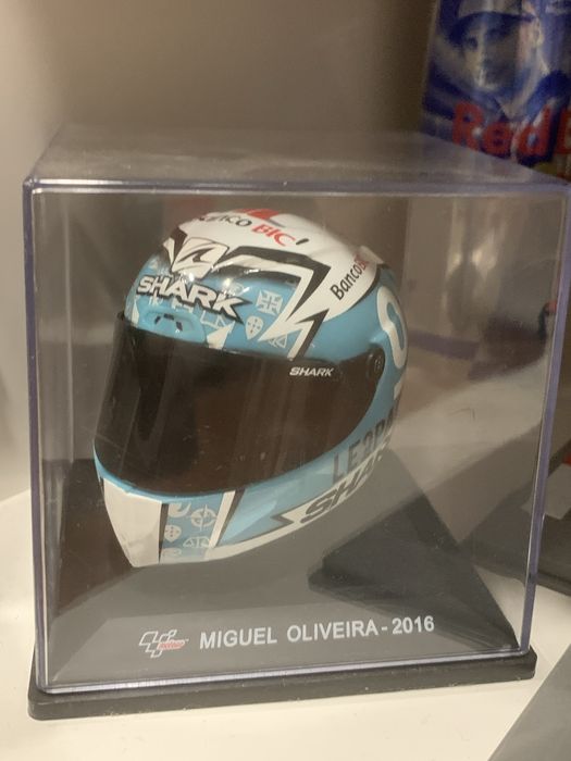 Miniaturas capacete e motos