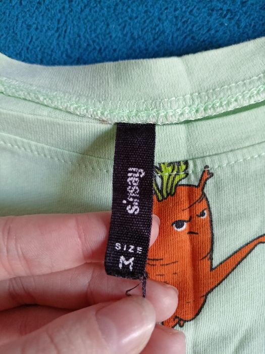 Miętowa koszulka z ciekawym nadrukiem