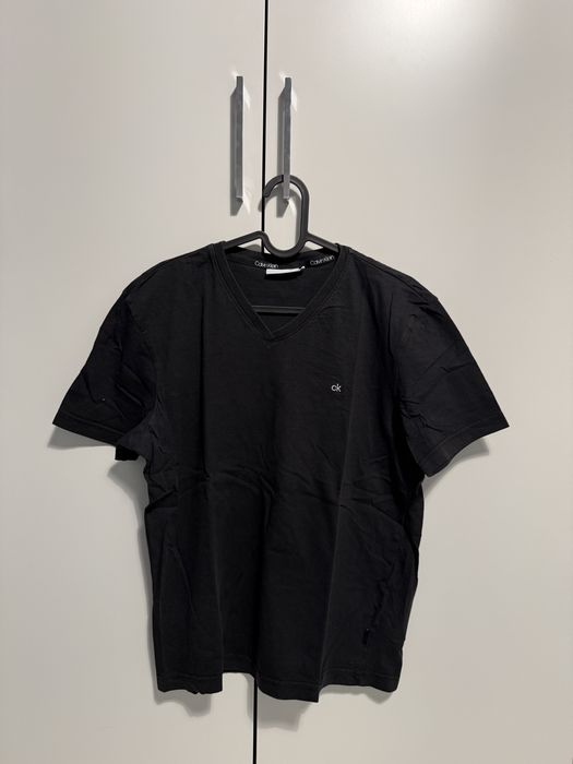 Czarna Koszulka Calvin Klein z dekoltem w serek