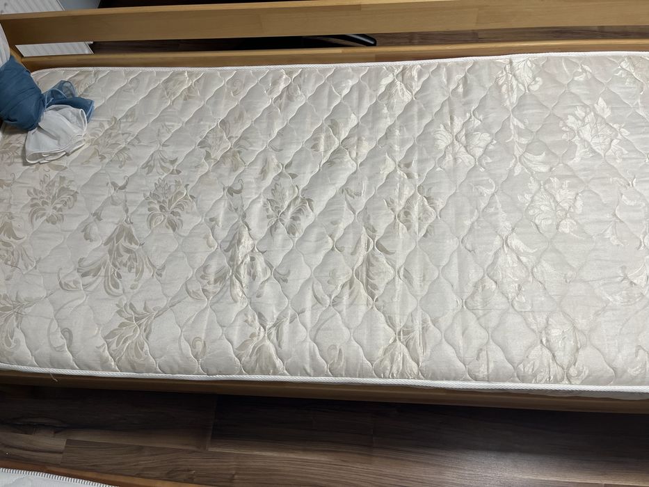 Ліжко з матрацом і шухлядами