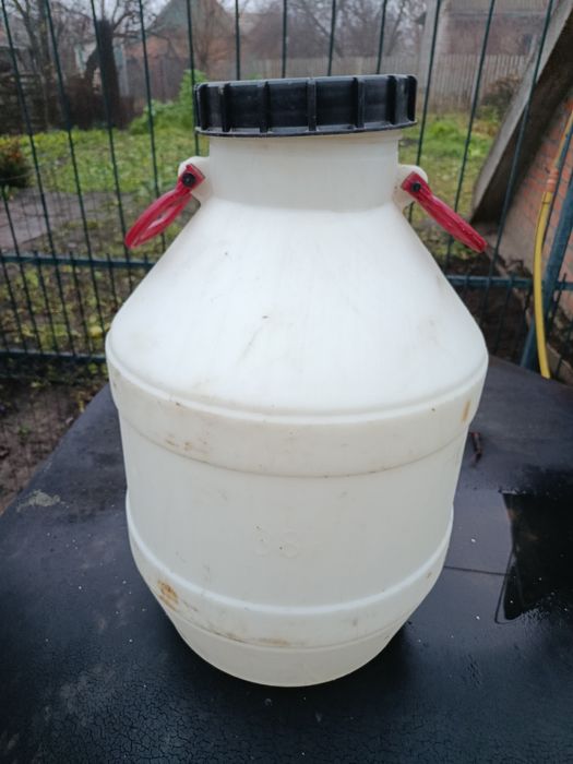 Бочки пластикові різної ємності.