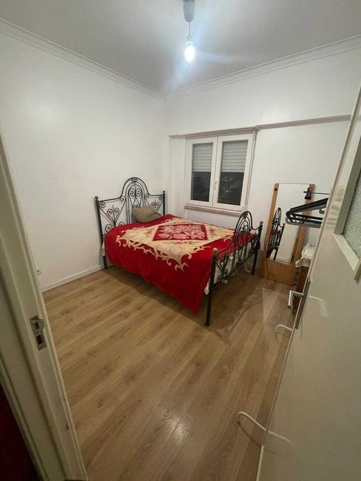 Aluga-se quarto em Odivelas (Ramada de baixo), num quarto andar sem elevador