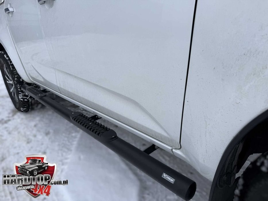 Stopnie boczne z nakładkami plastikowymi Czarne  DC Isuzu D-Max 2020+