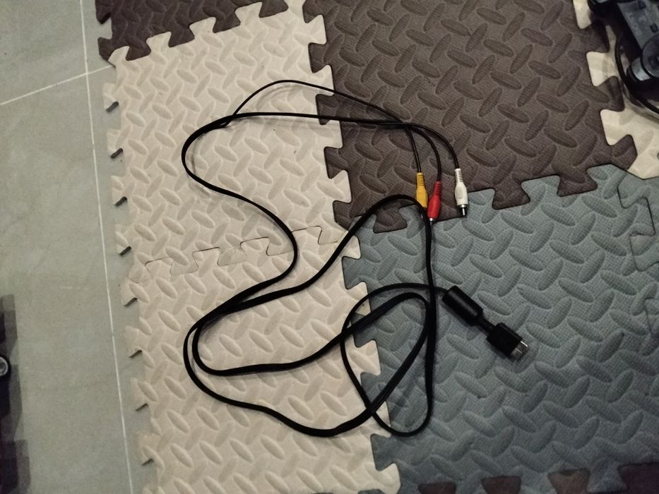 Uma Ps2 com comando e muito mais