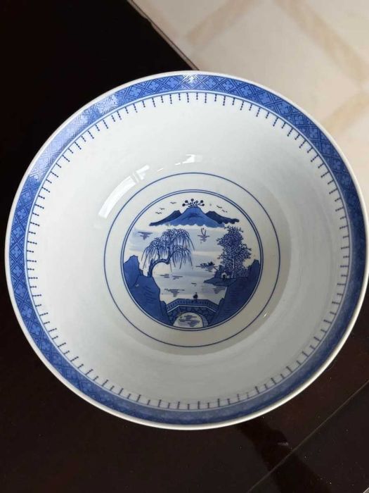 Grande taça chinesa em porcelana azul e branca, pagode de Cantão